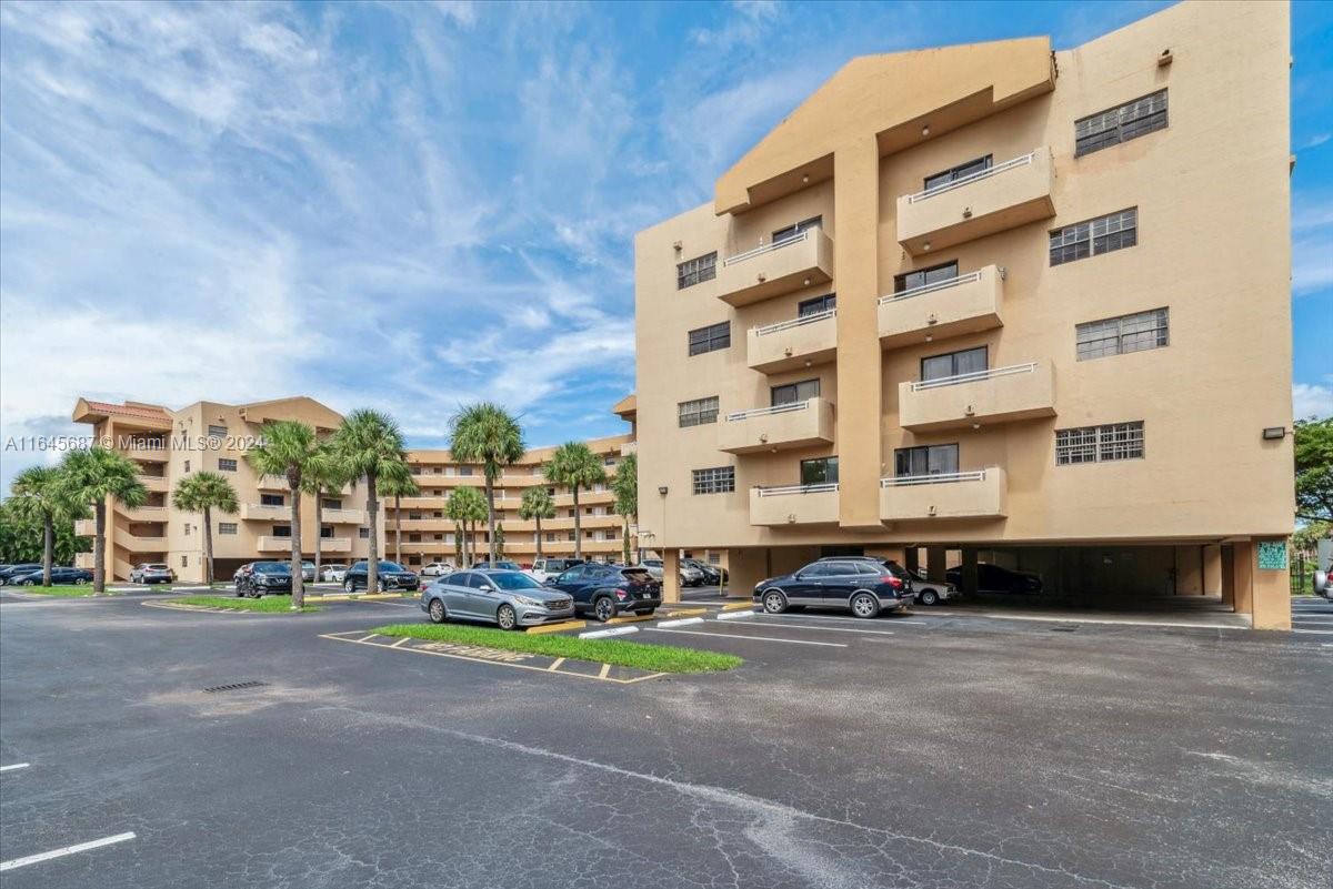 CELEBRITY POINT CONDO - Residential