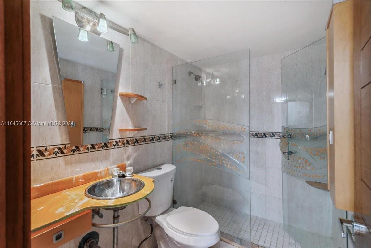 CELEBRITY POINT CONDO - Residential
