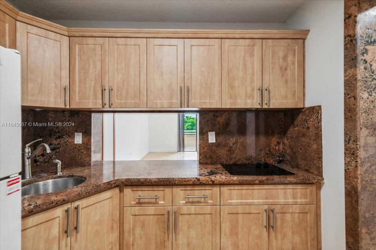 CELEBRITY POINT CONDO - Residential