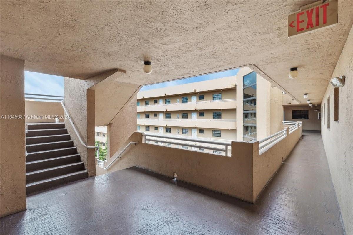 CELEBRITY POINT CONDO - Residential