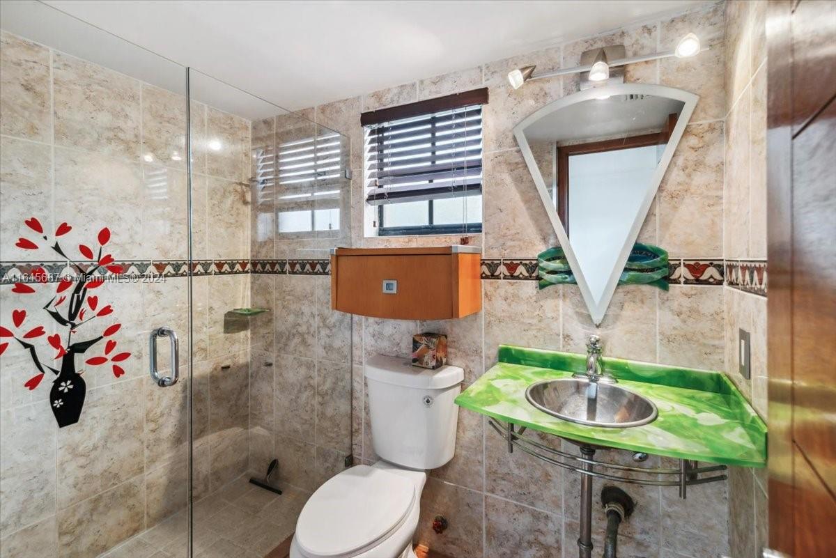 CELEBRITY POINT CONDO - Residential