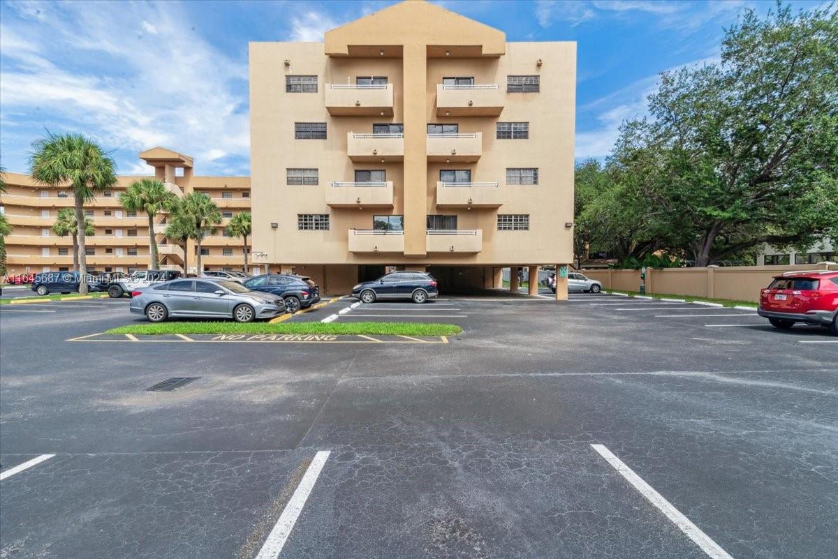 CELEBRITY POINT CONDO - Residential