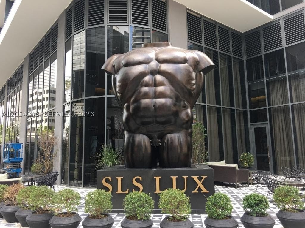 SLS LUX RESIDENCES - Residential Lease
