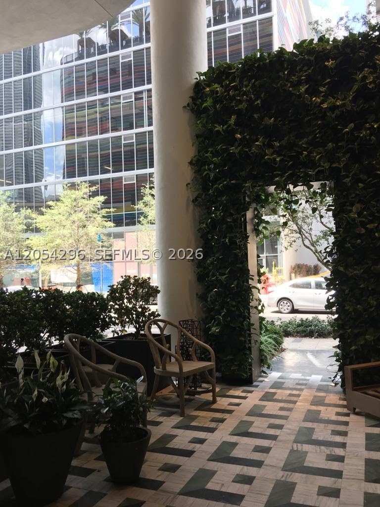 SLS LUX RESIDENCES - Residential Lease