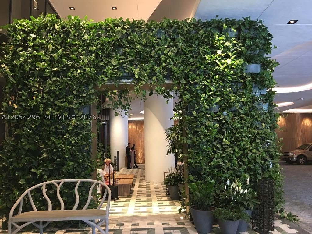 SLS LUX RESIDENCES - Residential Lease