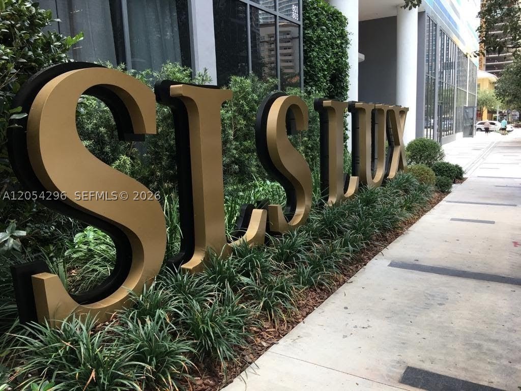SLS LUX RESIDENCES - Residential Lease