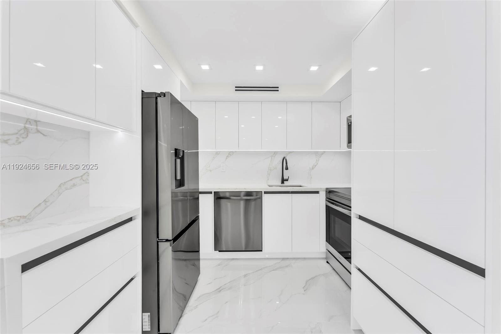 WINSTON TOWERS 200 CONDO - Residential