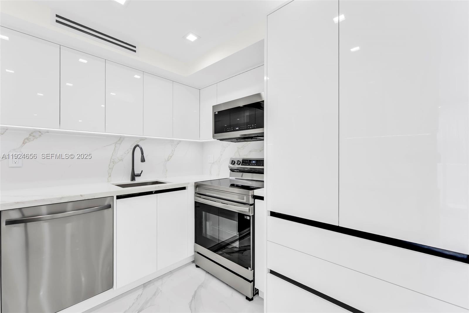 WINSTON TOWERS 200 CONDO - Residential