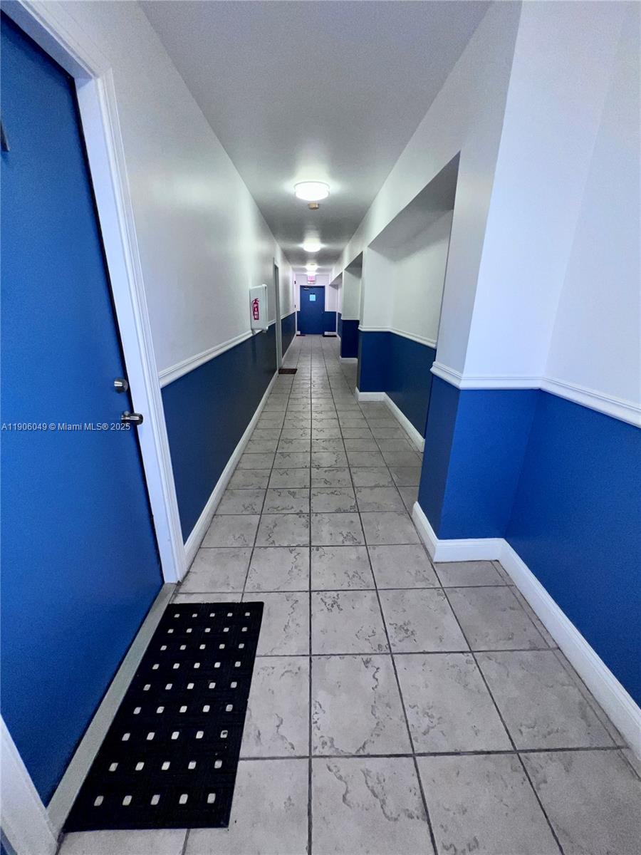 BEAUTIFUL ONE-BEDROOM, ONE-BATHROOM APARTMENT IN EXCELLENT CONDITION WITH NEW AIR CONDITIONING AND WATER HEATER. CLOSE TO SHOPPING CENTERS AND 10 MINUTES FRON THE BEACH. A GREAT INVESTMENT OPPORTUNITY FOR RENTAL INCOME.