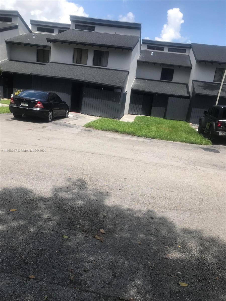 NOT A SHORT SALE OR REO. ONE OF THE BEST DEAL ON THE MARKET.CLOSE TO EVERYTHING: I:95 TURNPIKE, US 441,JACKSON NORTH.IT IS A VERY 2 STORY TOWNHOUSE 3 BEDROOMS AND 2.5 BATHROOMS WE'RE LOOKING FOR CASH OR CONVENTIONAL. BUYERS MUST USE ADVOCATE CONSULTING LAW GROUP AS CLOSING AGENT .OFFERS SHOULD BE ACCOMPANIED  WITH AN APPROVAL LETTER,DU, RECENT BANK STATEMENTS.