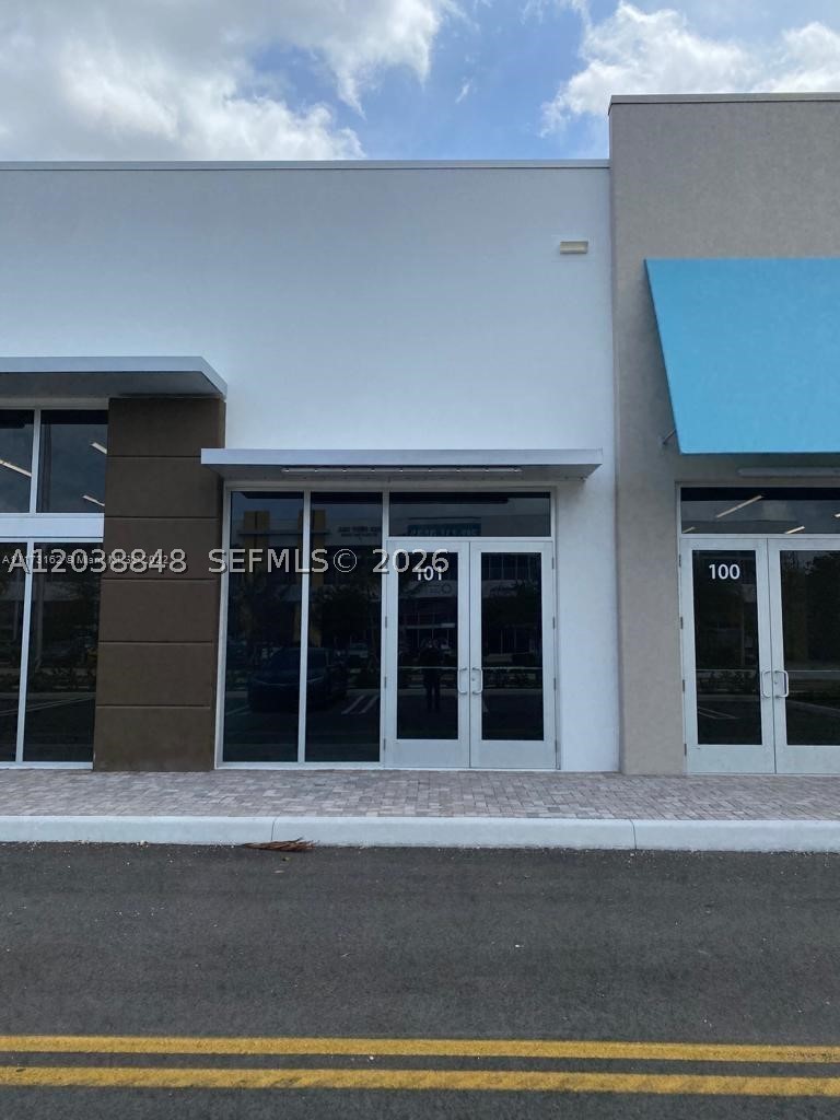 RETAIL SPACE FOR RENT AT DOLPHIN CITY CENTER, FINISHED IN 2022. EXCELLENT LOCATION BETWEEN DOLPHIN MALL AND INTERNATIONAL MALL. CLOSE TO MAJOR HWYS. APPROXIMATELY 710 SQFT. IMPACT WINDOWS, CONCRETE FLOORS.
