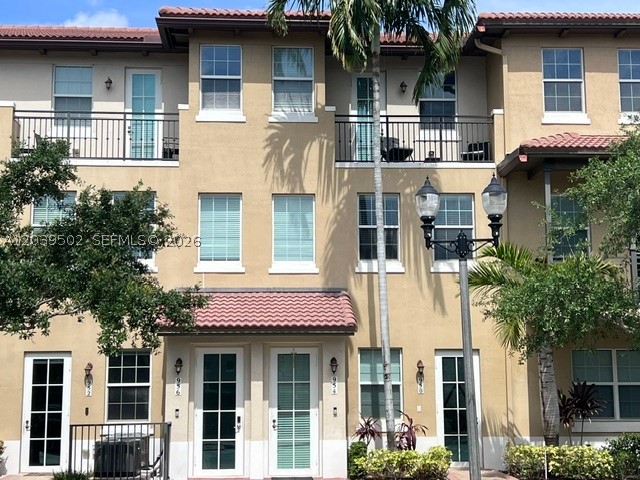 Beautiful and ample Two story Condo located in the also very nice neighborhood  of Cobblestone, A gated community with an  excellent location close to the I-75, Pembroke Garden shops, whole foods, restaurants an much more. The unit has Tile on living areas and carpet on bedrooms. Bathroom and kitchen with granite counter tops and wood cabinets, stainless steal appliances. Impact windows. The unit is across the club house, excellent amenities as a gym, pool, playground for kids etc.  Don’t miss this one, won’t last too long.