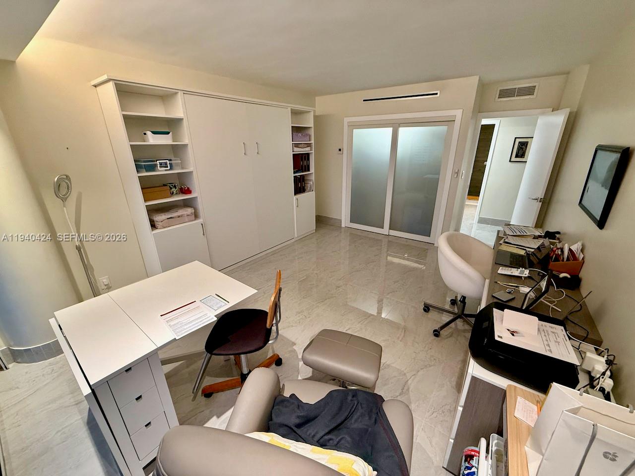 KING COLE CONDO - Residential