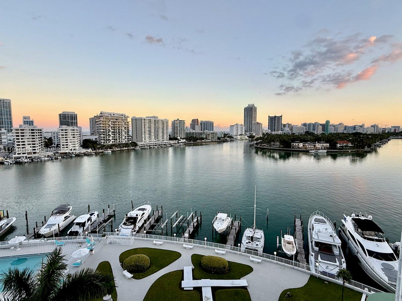 KING COLE CONDO - Residential