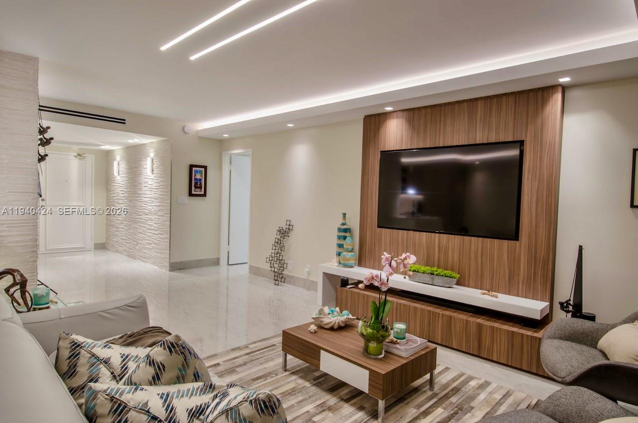 KING COLE CONDO - Residential