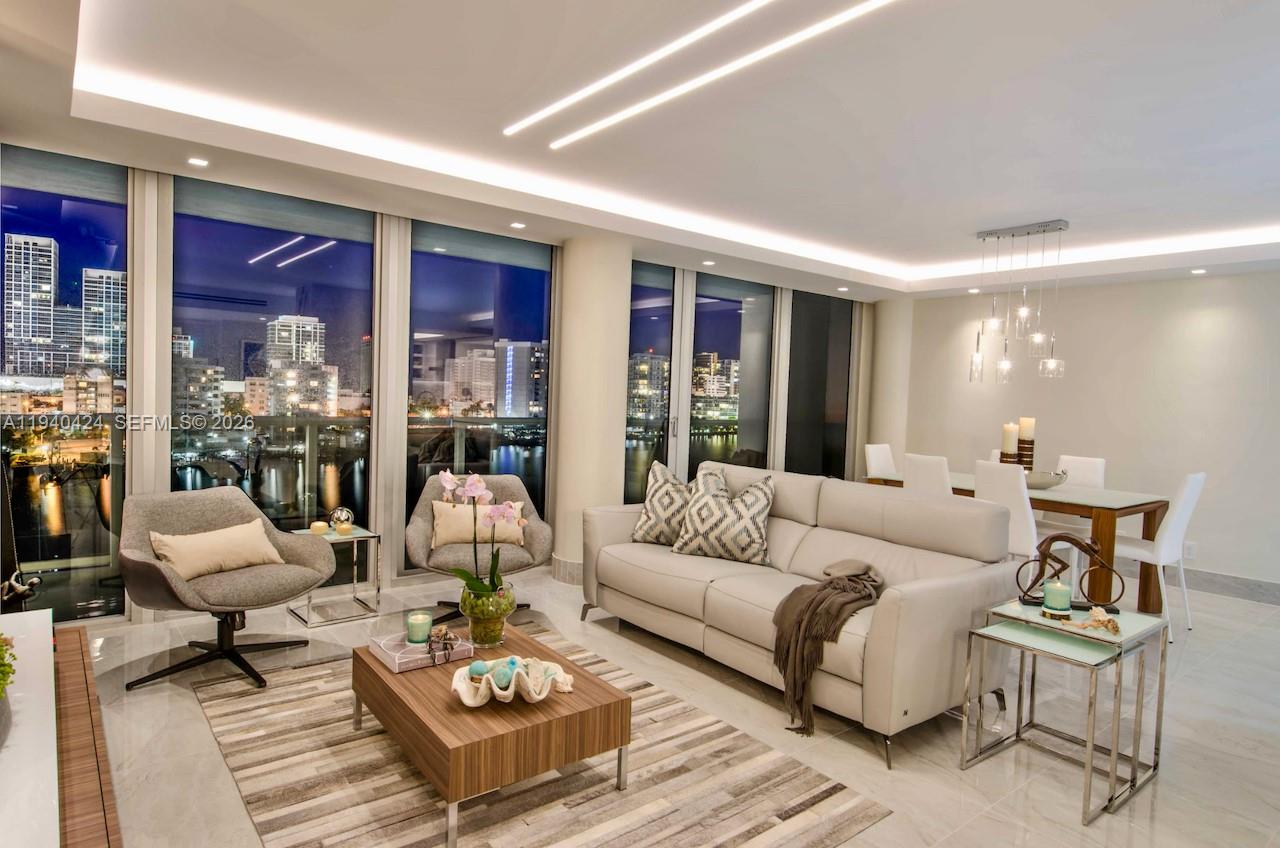KING COLE CONDO - Residential