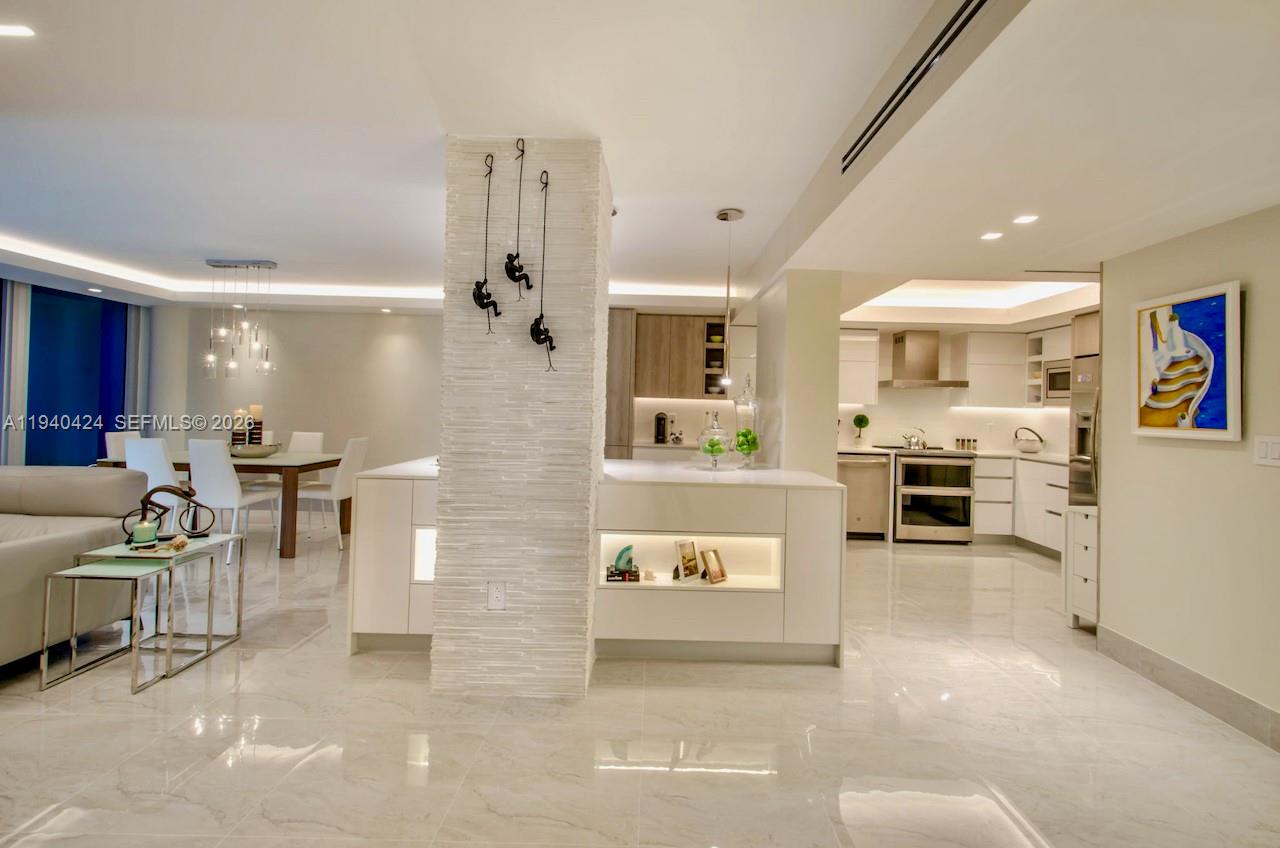 KING COLE CONDO - Residential