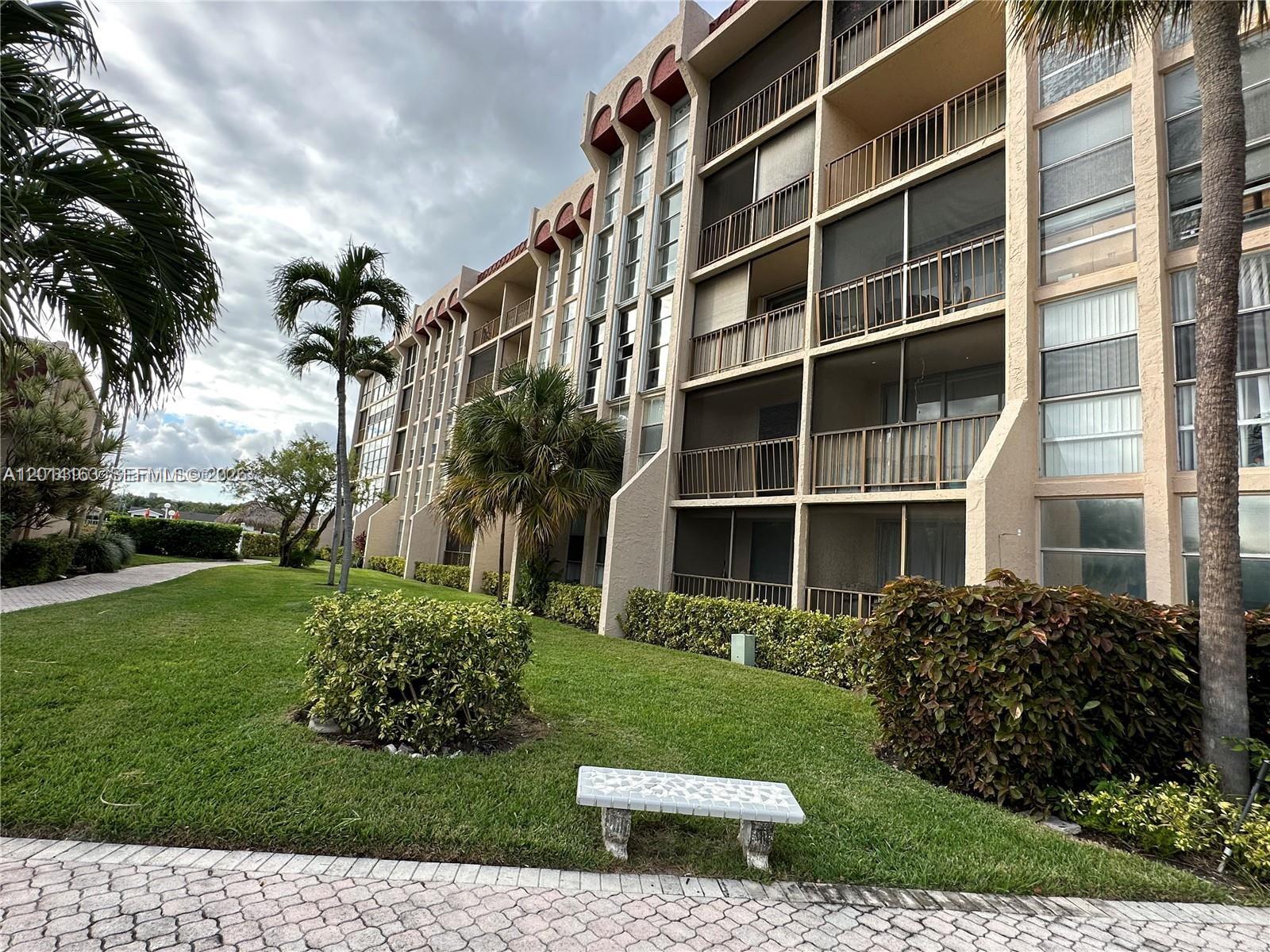 Amazing 2 bedroom & 2 full bathrooms apartment @ Hallandale beach close to the OCEAN and many stores and restaurants. Beautiful park with a special dog park and many activities for people just across the street of the building. New A/C, freshly cleaned air docks, just pained and renovated. Open kitchen. Granite countertop. Pool facing the Intercoastal