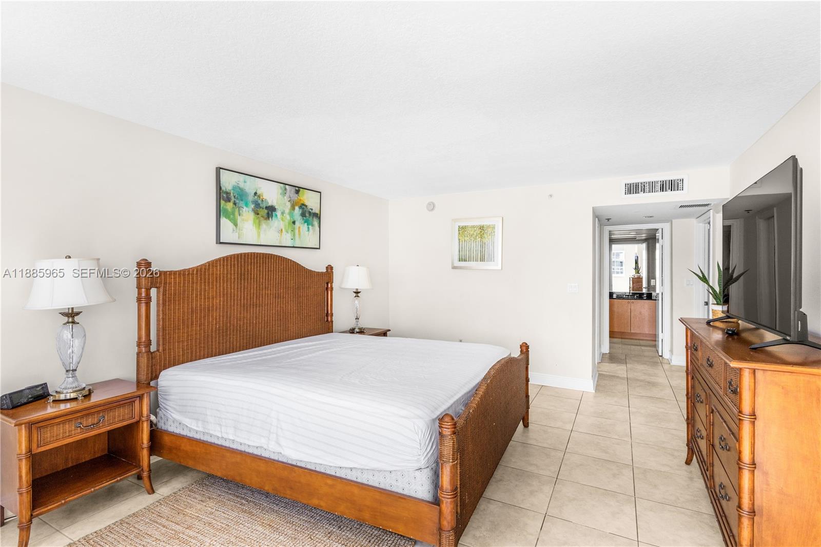 THE COLLINS CONDO - Residential