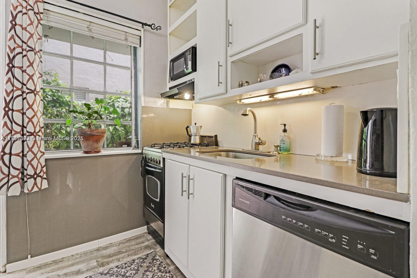 THE VINTAGE EAST CONDO - Residential Lease