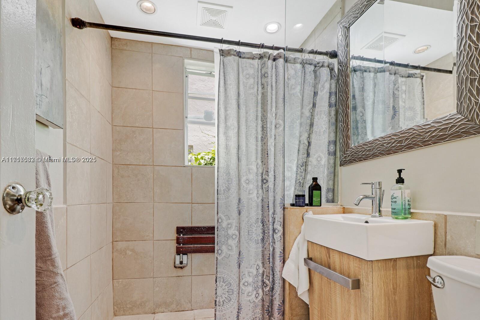THE VINTAGE EAST CONDO - Residential Lease