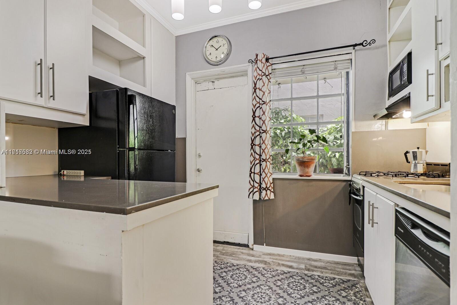 THE VINTAGE EAST CONDO - Residential Lease