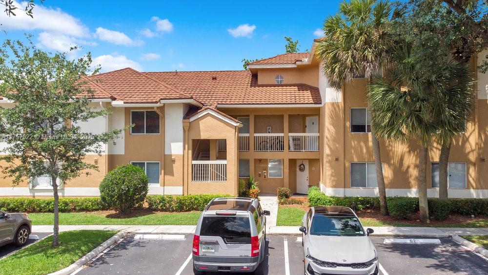 Beautiful 1 bedroom and 1 bathroom Condo located in The Colonnades ! Gorgeous lake view in a great community. Washer and dryer inside the unit. Amenities include community pool, clubhouse, gym, playground and tennis court/pickleball. Assigned parking, water included in the rent. Pet friendly. Excellent location. Close to major highways, shopping centers and Central Park in the heart of Plantation. Short drive to Sawgrass Mills & Broward Mall . ONLY TWO MONTHS TO MOVE IN !
Association requires minimum of 650 credit score and half month rent of security deposit. One assigned parking space and only one car is permitted by the HOA .