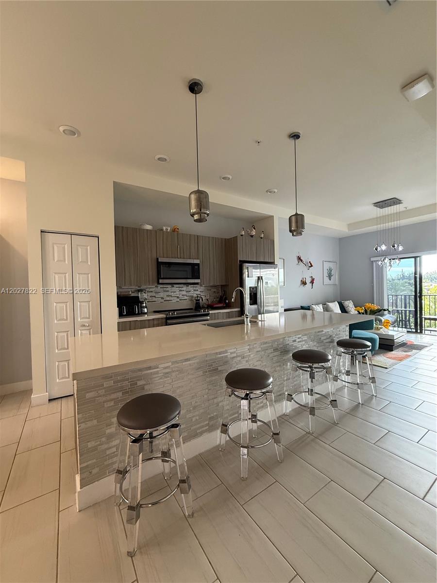 beautiful 3 bedrooms 2 bathroom, very well kept. It has only been owner occupied. It can be sold fully furnished. Located in the heart of Doral with minutes away from Doral City place and 12 minutes away from FIU. EASY to show!