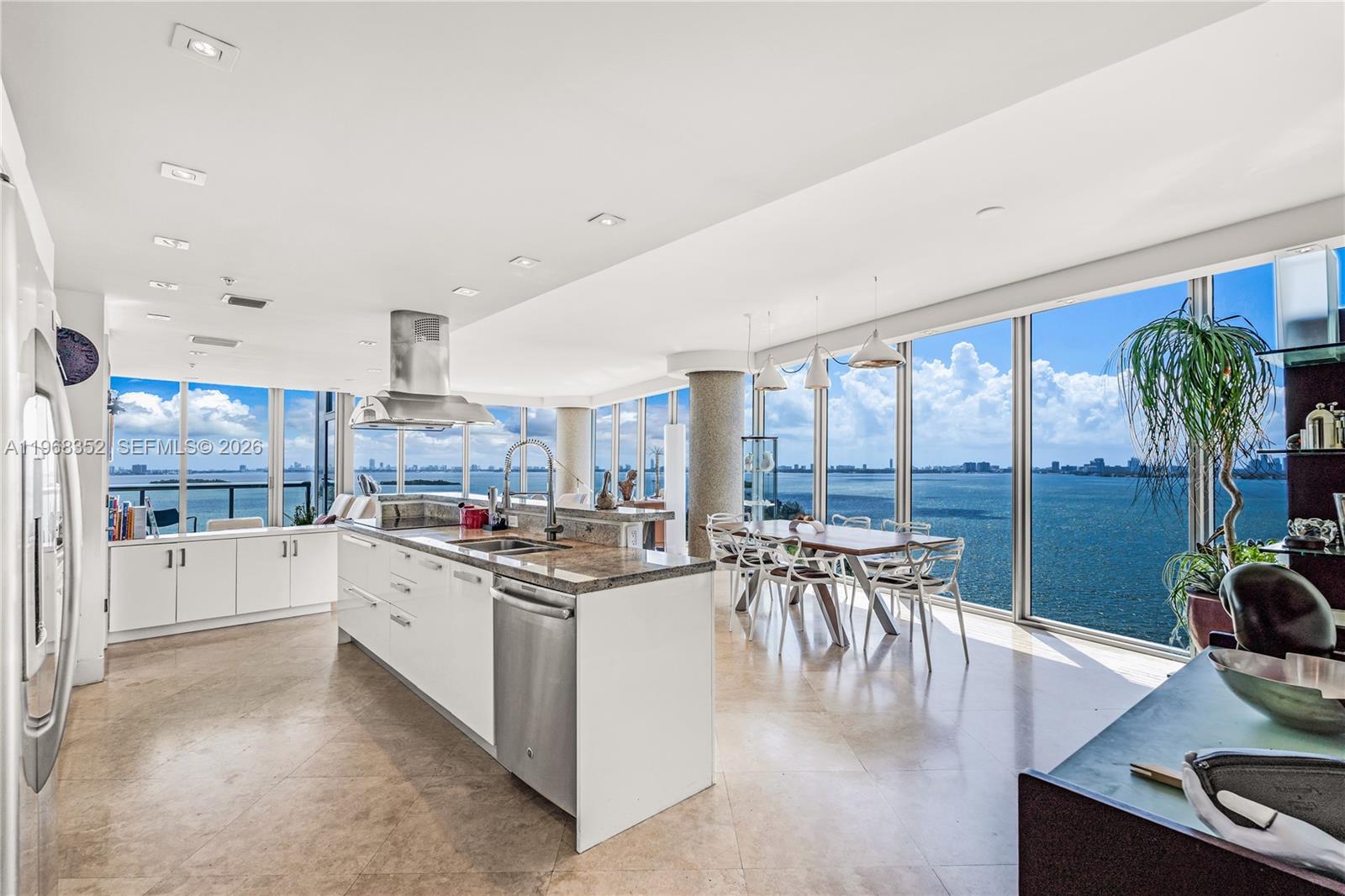 BLUE CONDO - Residential