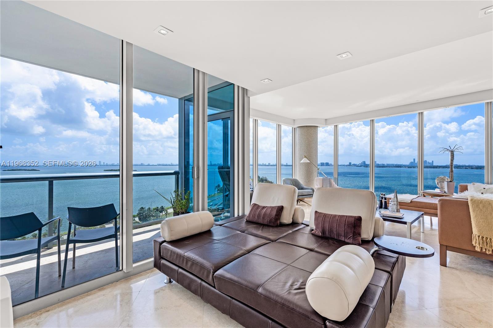 BLUE CONDO - Residential