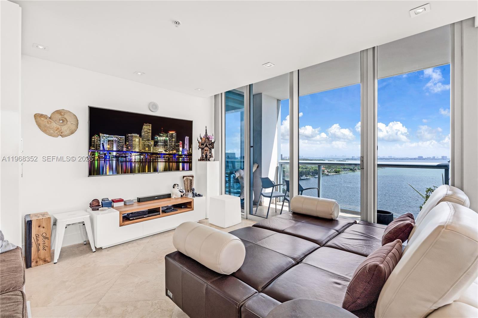 BLUE CONDO - Residential