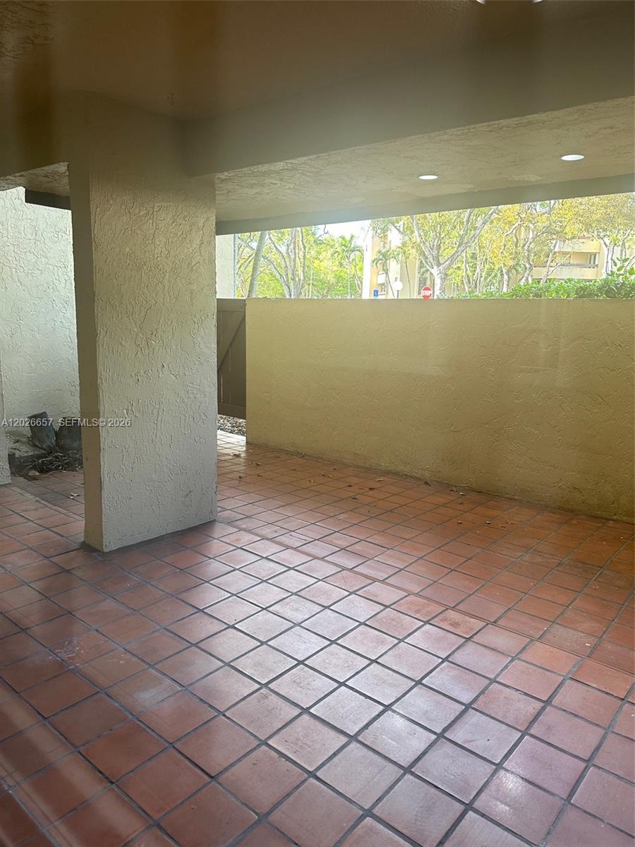 KENLAND POINTE CONDO IV - Residential Lease