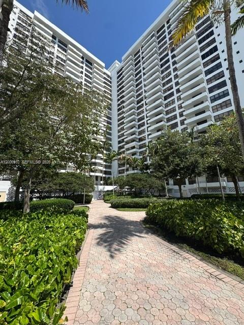 NEW IN THE MARKET ! stunning views FROM THE BALCONY ON A 12 FLOOR UNIT. THIS IS A 1 BEDROOM 1-1/2 BATHS .LOVELY CABINETS AND THE LIGHT GOES THROUGH THE ENTIRE APARTEMENT .LAMINATE FLOORS IN THE BEDROOM AND LIVIG AREA .RESORT STYLE AMENITIES 5 TENNIS COURT , 2 POOLS, BBQ AREA, SPA - FITNES CENTER , BIKE STORAGE AREA .THE HOA ASSESSMENT HAS BEEN PAID .HOA INCLUDES WIFI. EASY TO SHOW MAKE YOUR APPOINTMENT .