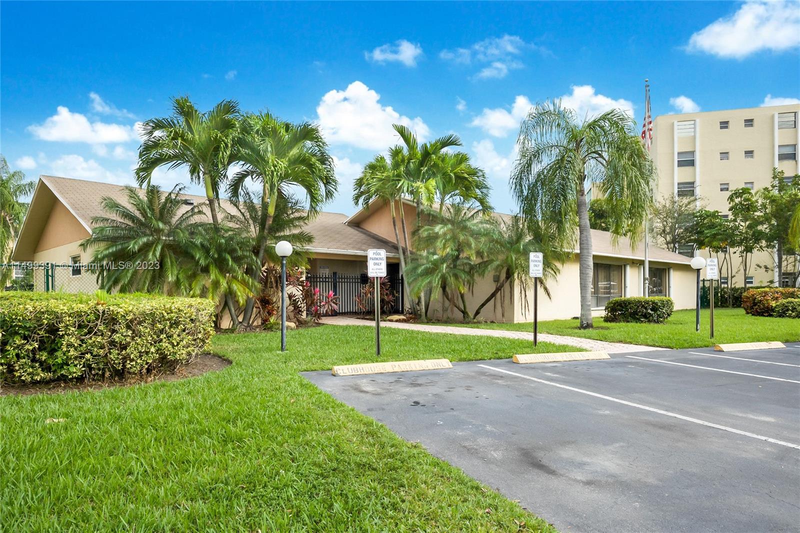 MEADOWBROOK LAKES VIEW CO - Residential