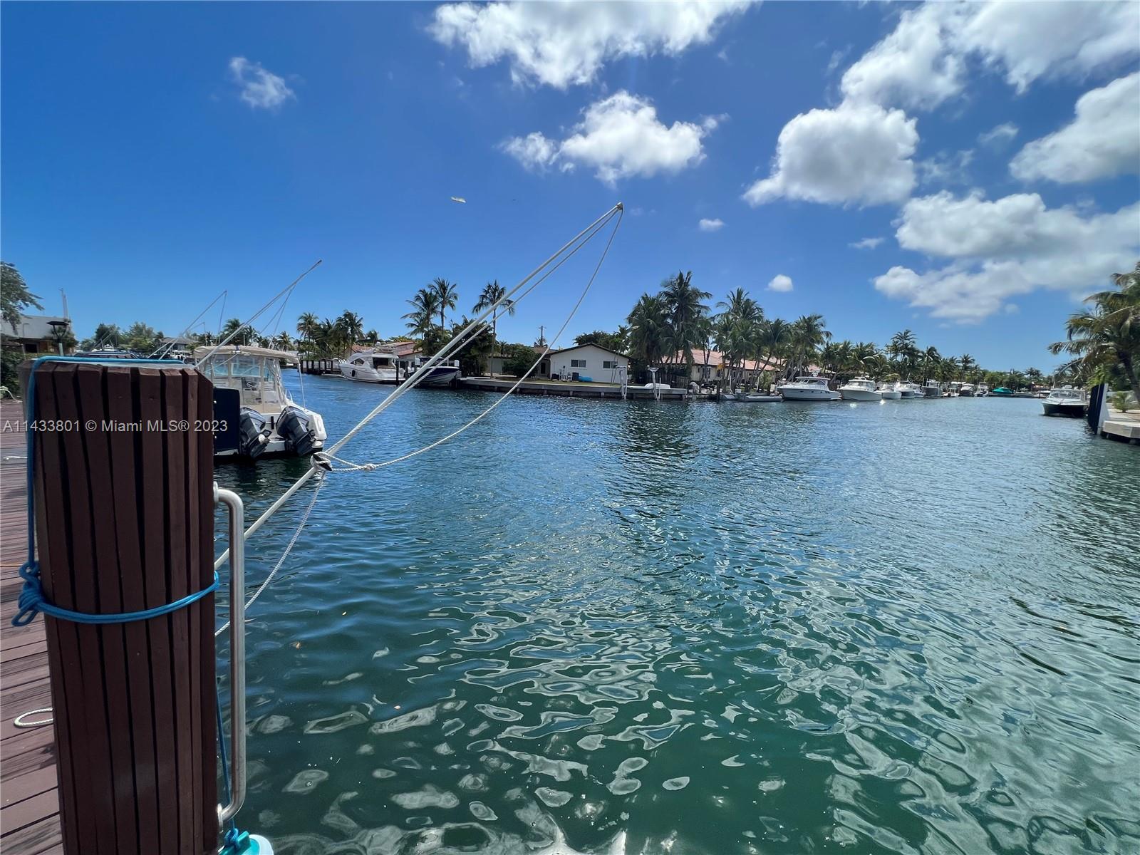 Extra large One Bedroom. Renovated. Beautiful community. 
Perfect location near all. No dock