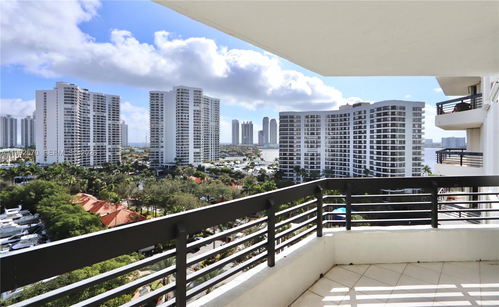 MYSTIC POINTE TOWER 400 C - Residential