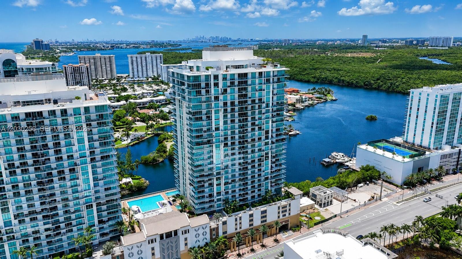 PARQUE TOWERS CONDO - Residential
