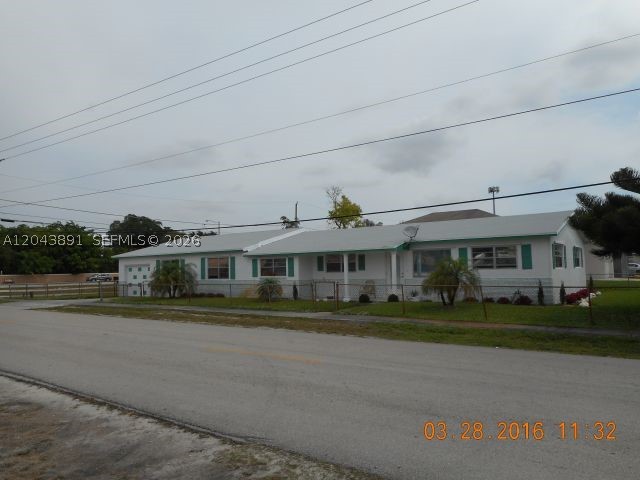 AS IS!!!
Investor treasure!
Specious house - MUST SEE! Featuring 7 bedrooms and 4 full baths, 2 AC units. The backyard has a fence, located almost on Pembroke Rd between 441 and I-95. Easy access to beaches, Hard Rock stadium, Hollywood Young Circle, major highways, shopping, dining, parks, and schools.