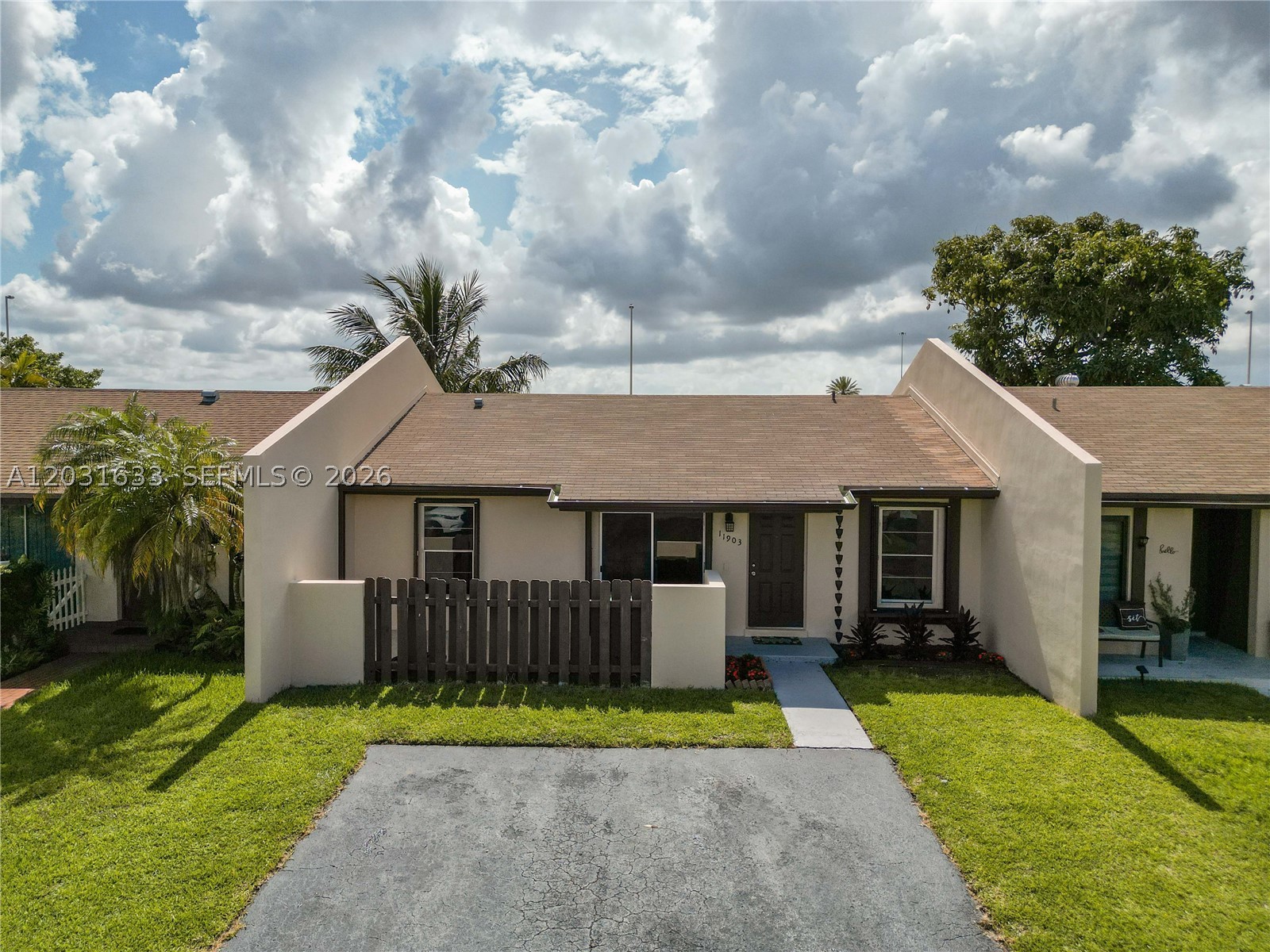 DEVON-AIRE VILLAS SEC 3 - Residential Lease