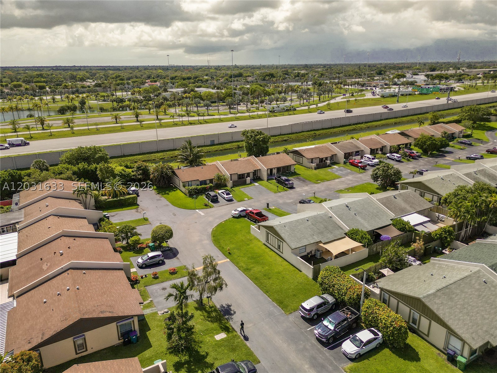 DEVON-AIRE VILLAS SEC 3 - Residential Lease