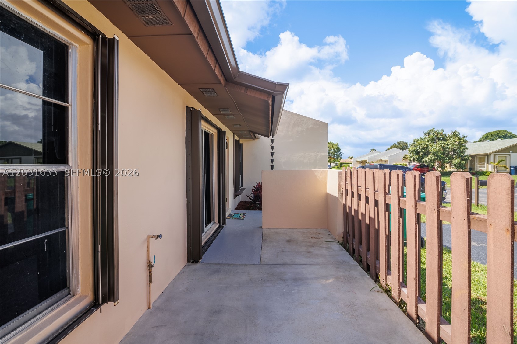 DEVON-AIRE VILLAS SEC 3 - Residential Lease