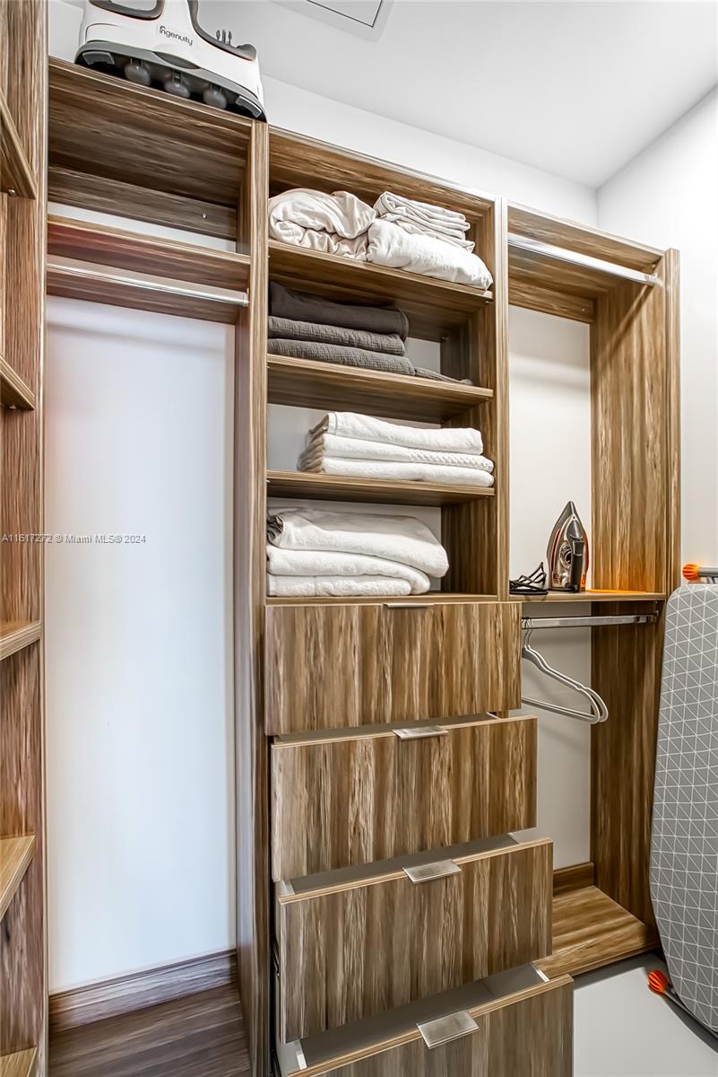 PARQUE TOWERS CONDO - Residential Lease