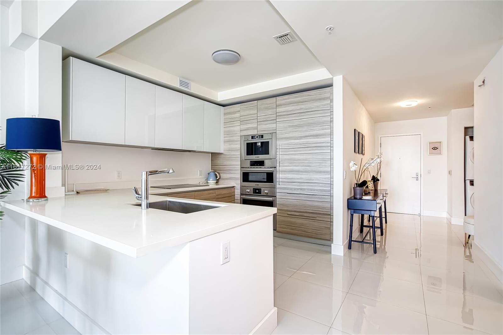 PARQUE TOWERS CONDO - Residential Lease