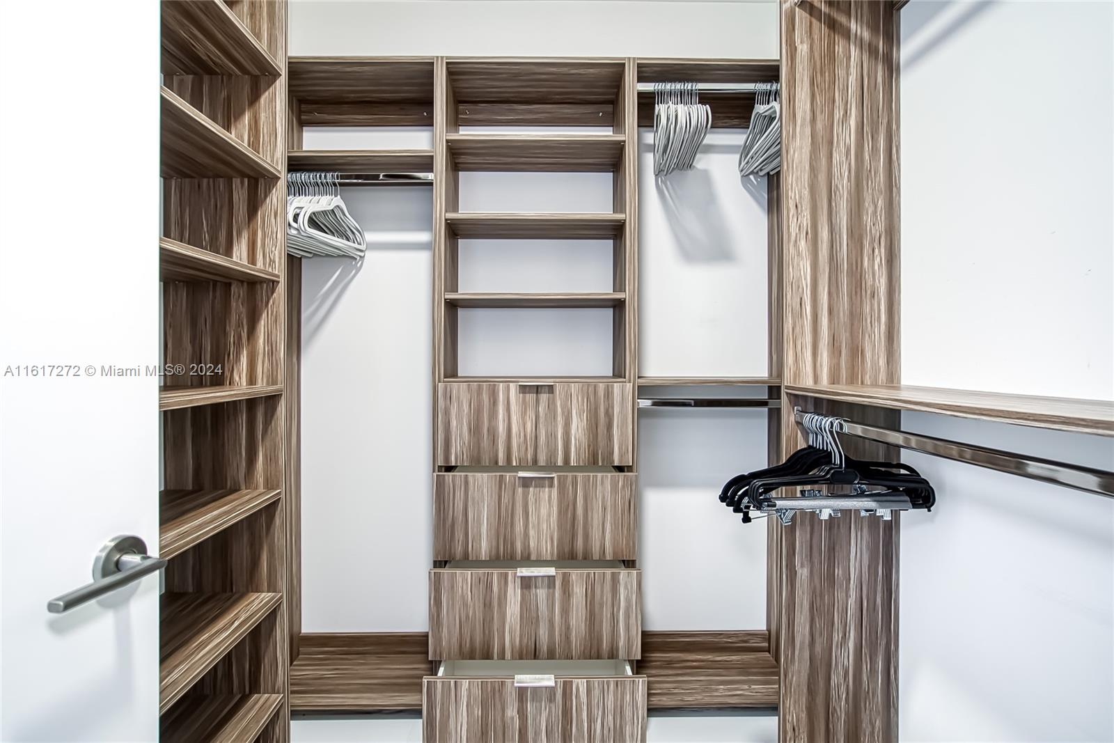 PARQUE TOWERS CONDO - Residential Lease