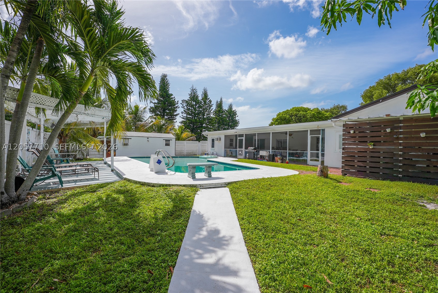 HOLLYWOOD HILLS - Residential