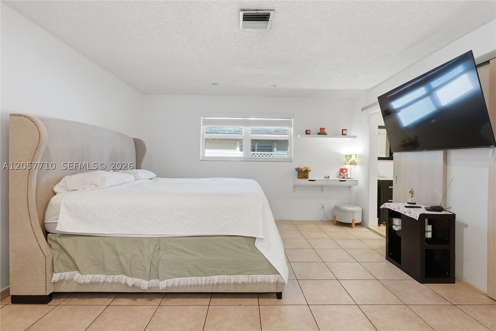 HOLLYWOOD HILLS - Residential
