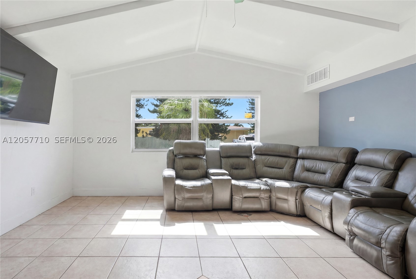 HOLLYWOOD HILLS - Residential