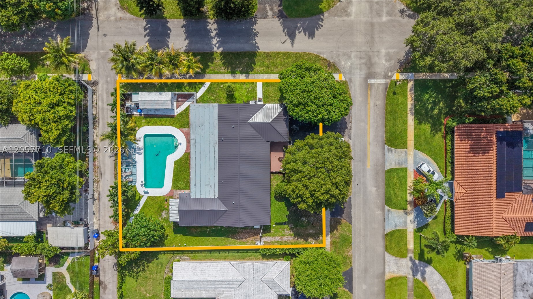 HOLLYWOOD HILLS - Residential