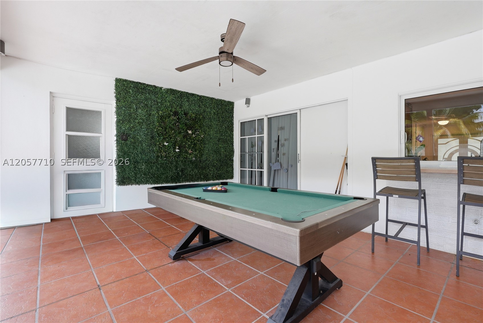 HOLLYWOOD HILLS - Residential