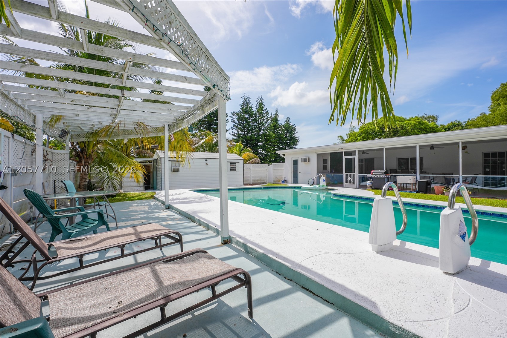 HOLLYWOOD HILLS - Residential